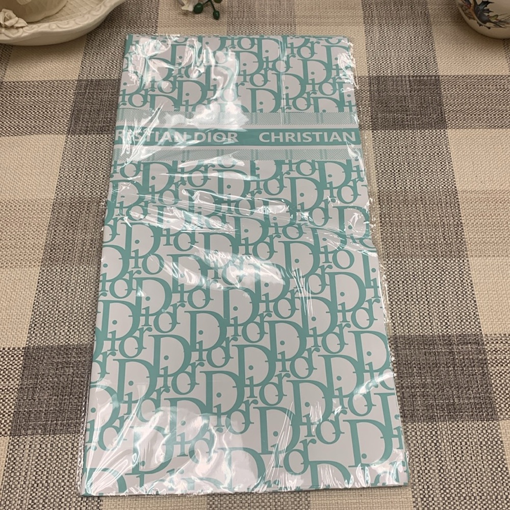 20 Sheets Dior Green/White
Flower Water Proof Flower Wrap
22"X22"